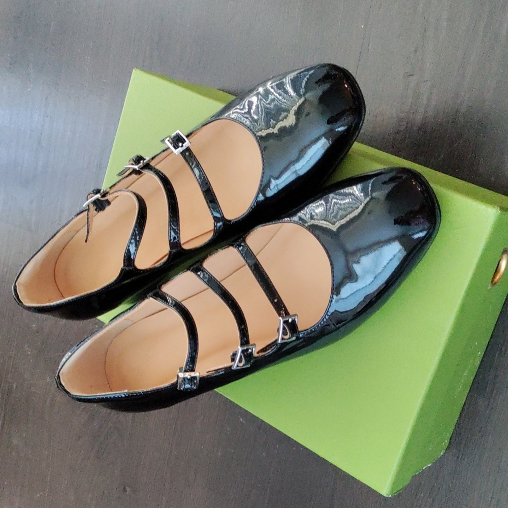 Buckled patent leather Mary Jane shoes